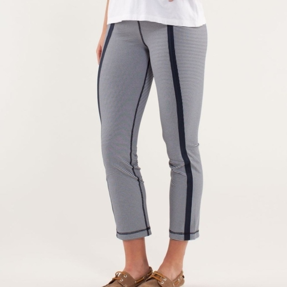 Lululemon Navy and White Gingham Capris Size 8 EUC